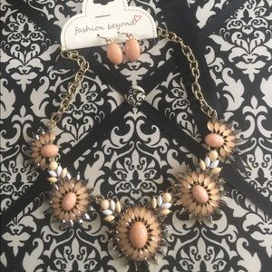 Pretty Peach/Pink Statement Necklace Set! 🎀